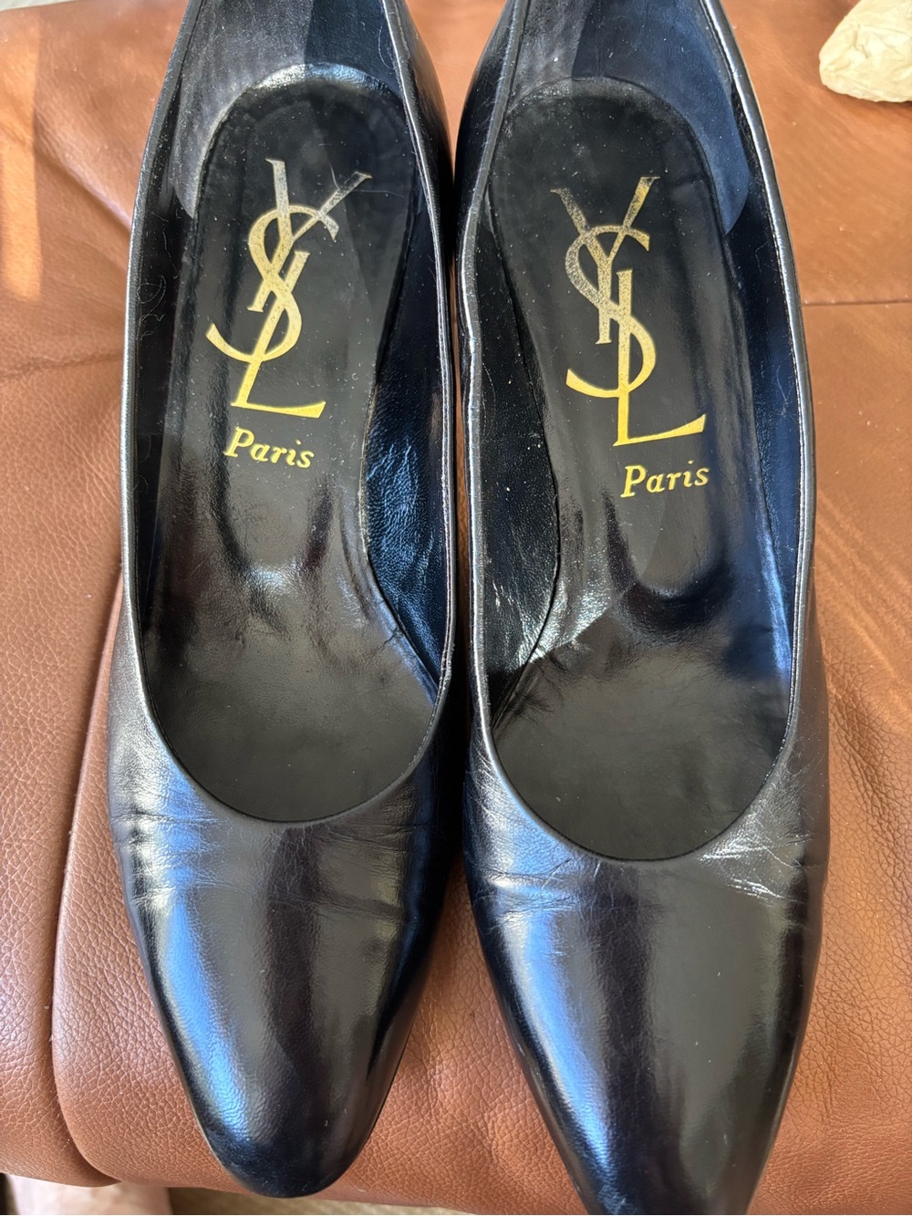 Yves St Laurent 8 M court pump